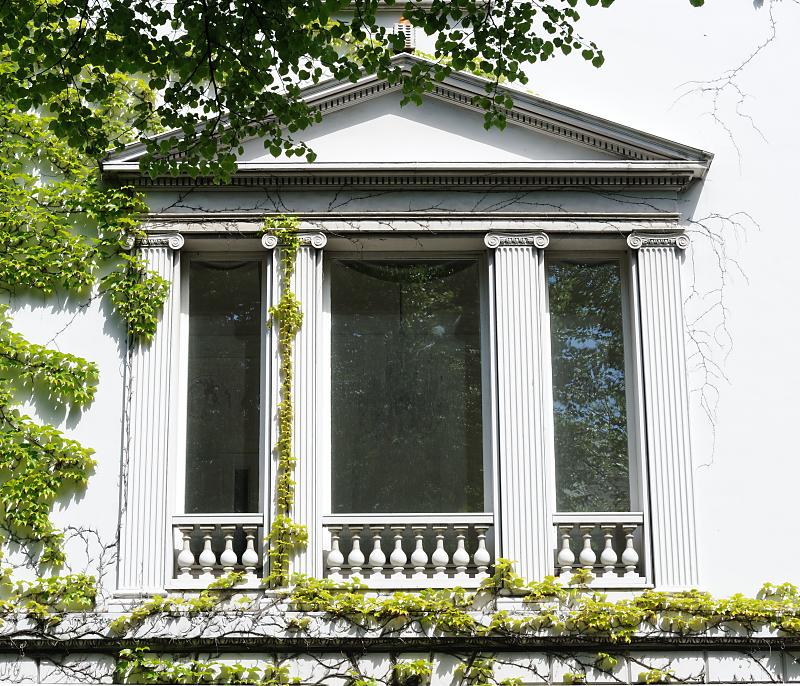 9993_3871 Fenster-Dekor im klassizisten Stil. | Palmaille - Fotos historischer Architektur in Hamburg Altona.